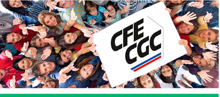 Personnes membres de la CFE-CGC, pris en contre plongée qui sourient en brandissant une banderole CFE-CGC