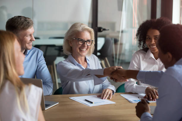 Salariée assise qui sourit et fait un check